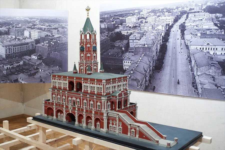 Яков Брюс и Сухарева башня